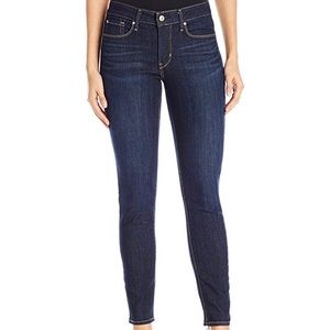 Signature by Levi Gold Label Shaping Skinny Jean